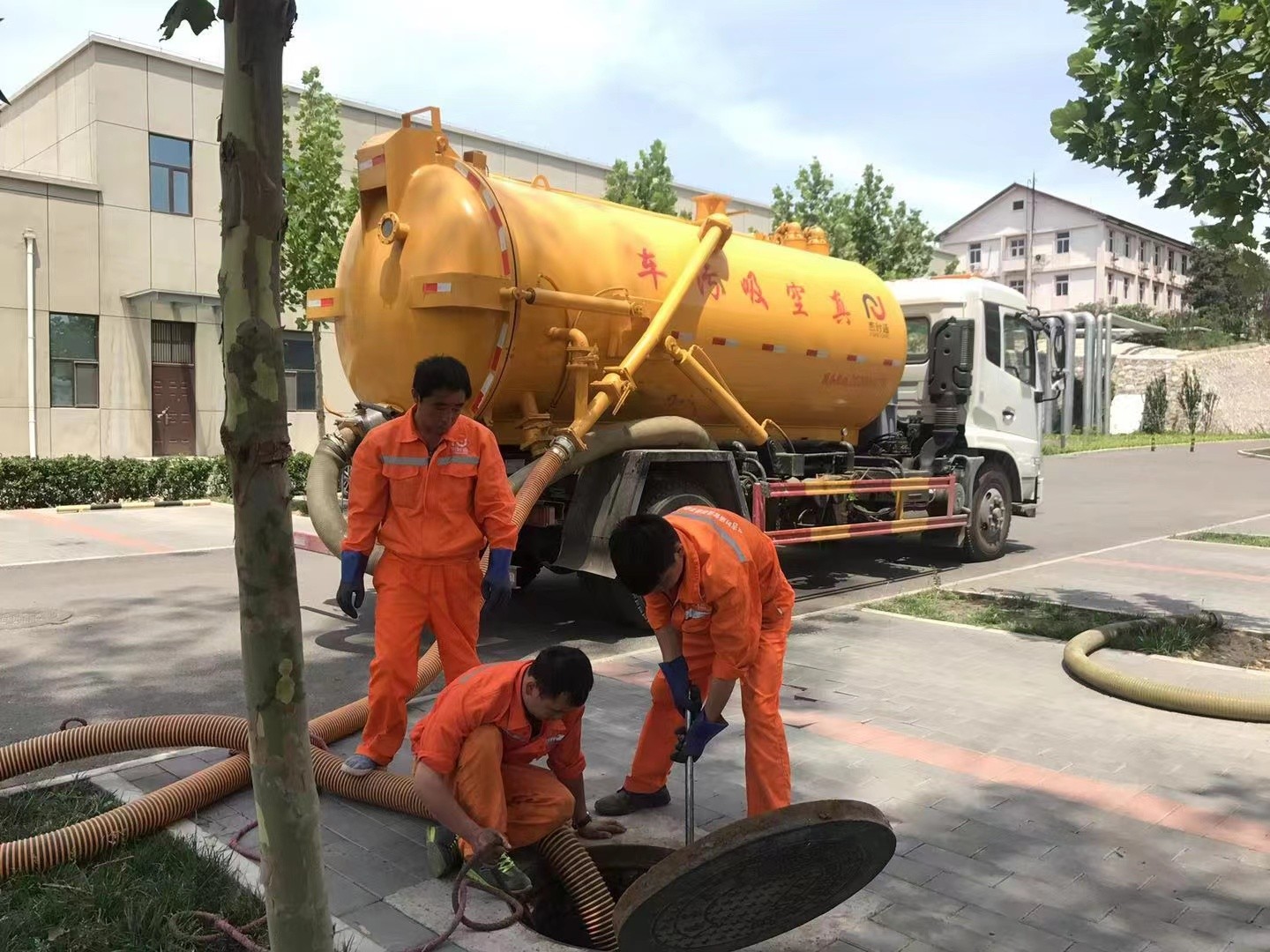 应城管道疏通车停在窨井附近