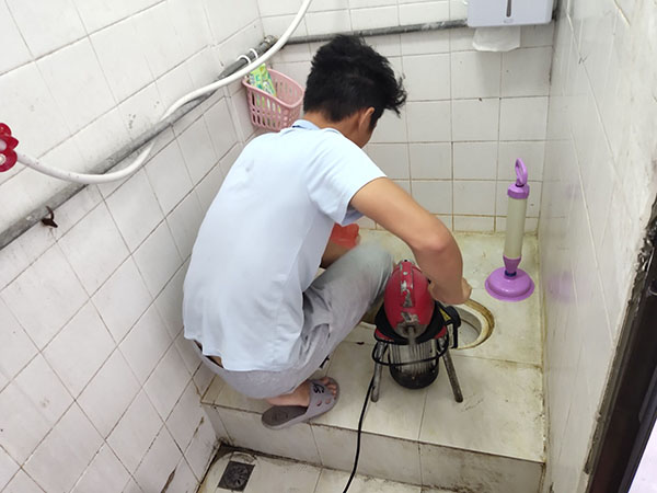 应城管道堵塞冒臭气 专业师傅现场解决问题