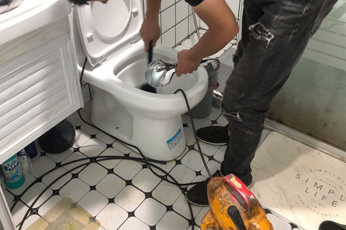 应城马桶堵塞自己疏通还是找师傅?专业上门服务让你省时更省心